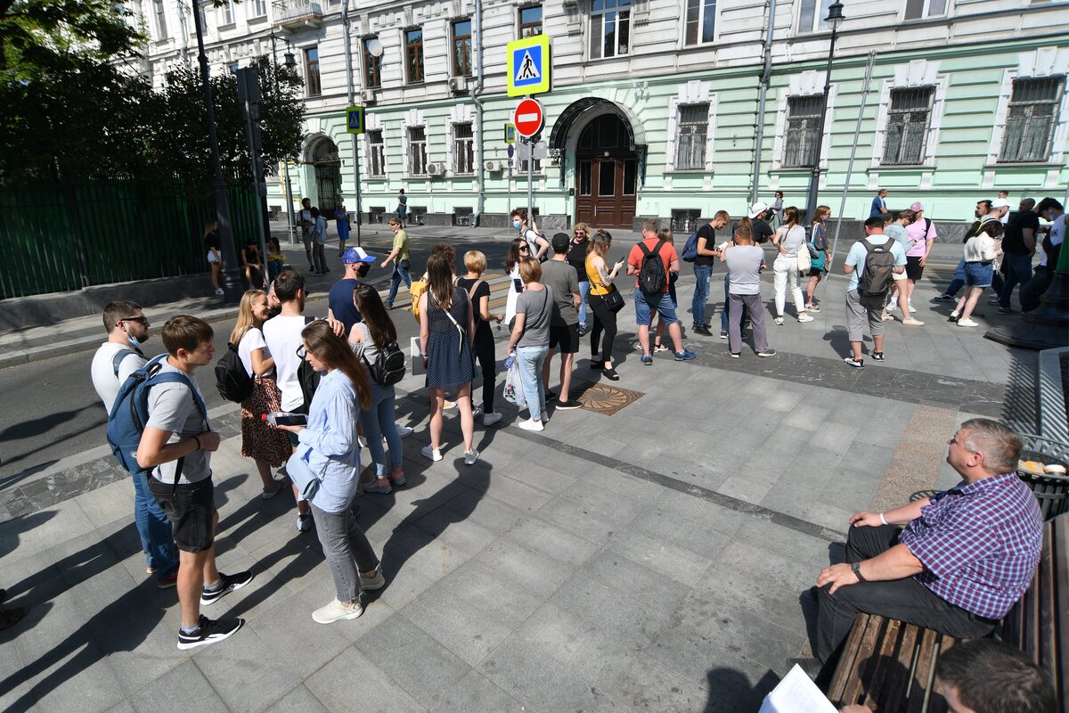 Очередь в очереди люди были. Очередь в американское посольство в Киеве. Очередь в чешское посольство в Москве. Очередь в посольство США. Очереди у посольств в Москве.