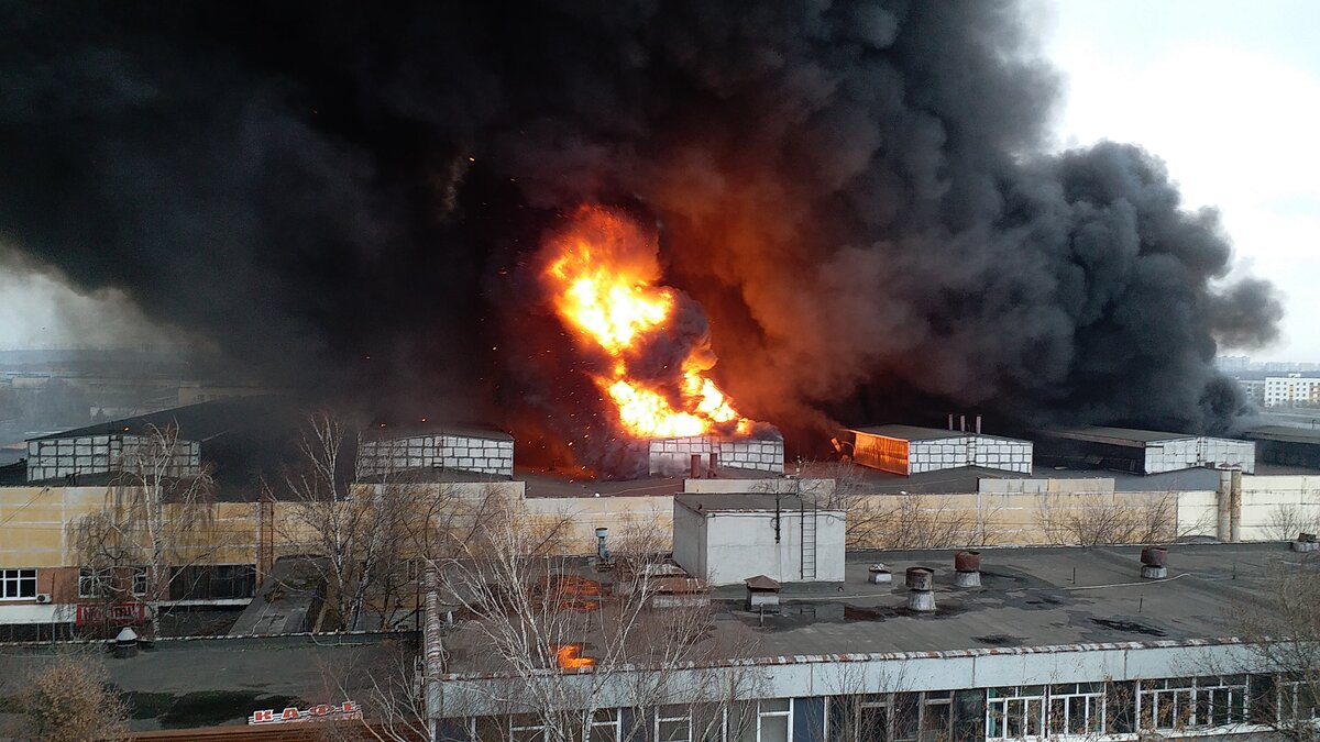 Пожар на каширском шоссе сегодня. Пожар на юге Москвы сейчас. Пожар в Москве сегодня на юге. Что горит в Москве сейчас. Лыткарино пожар на складе.