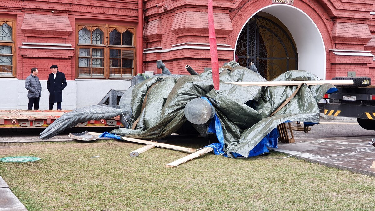 фото памятник жукову на манежной площади