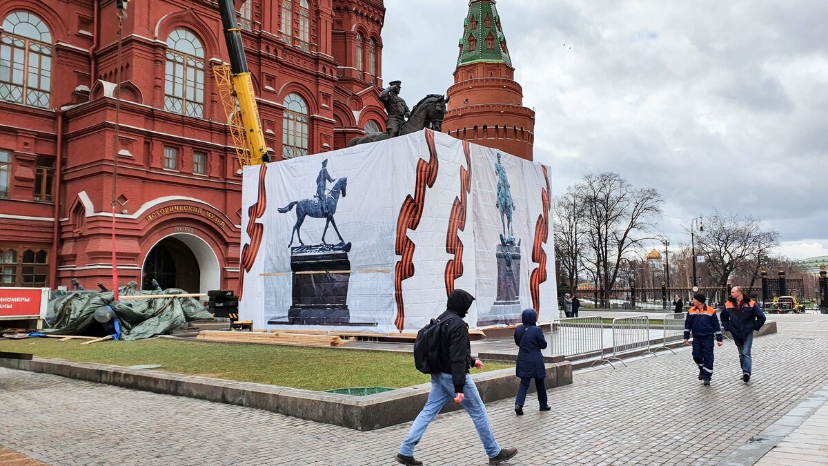 старый памятник жукову на манежной площади