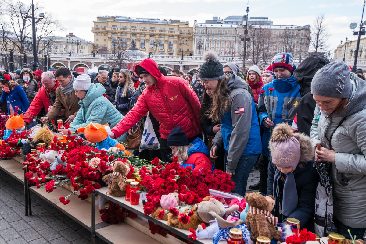 Всероссийский траур. Кемерово мы с тобой Москва. Москвичи несут цветы. Кемерово Москва.