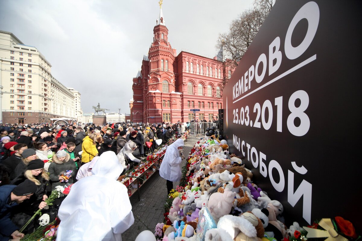 10 февраля события в москве. Манежная площадь подземный переход. Му-му Москва, Манежная площадь фото. Кладбище на Манежной площади.