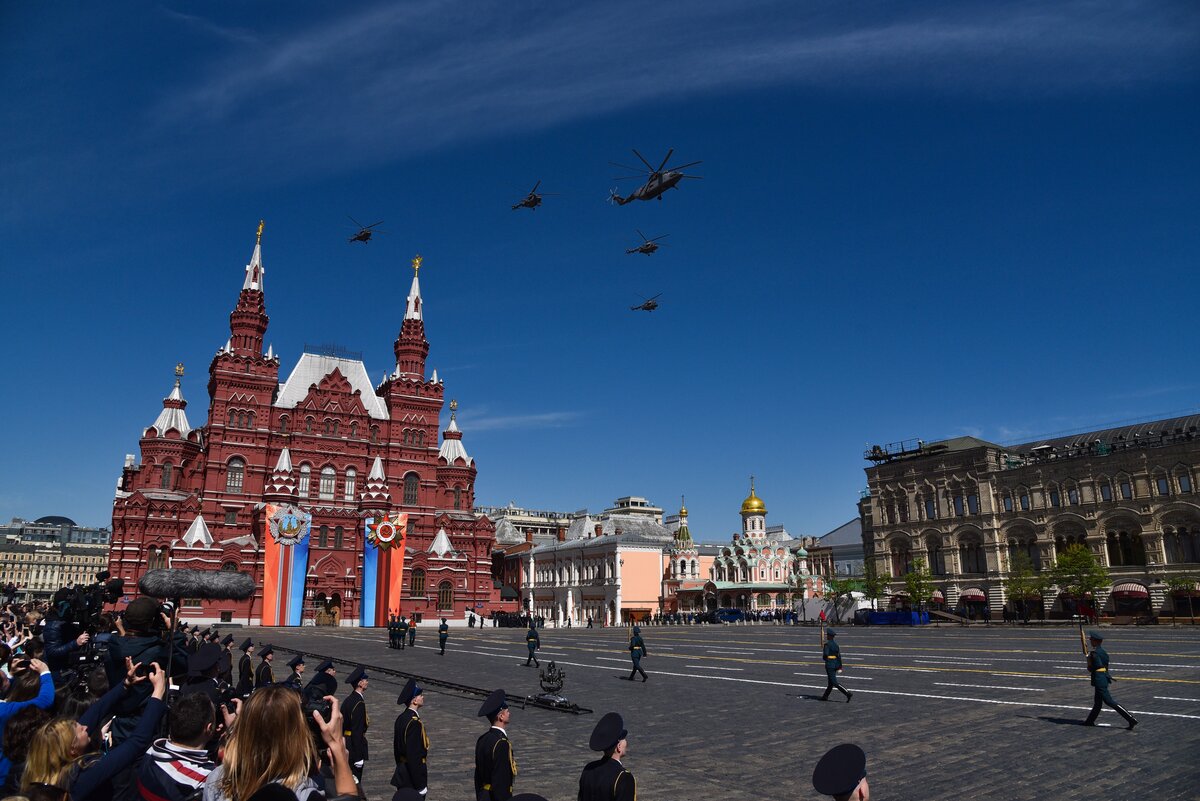 Красную площадь закрыли для посещения. Москва 9 мая 2015 года. Красная площадь будет закрыта для посещения до 9 мая.