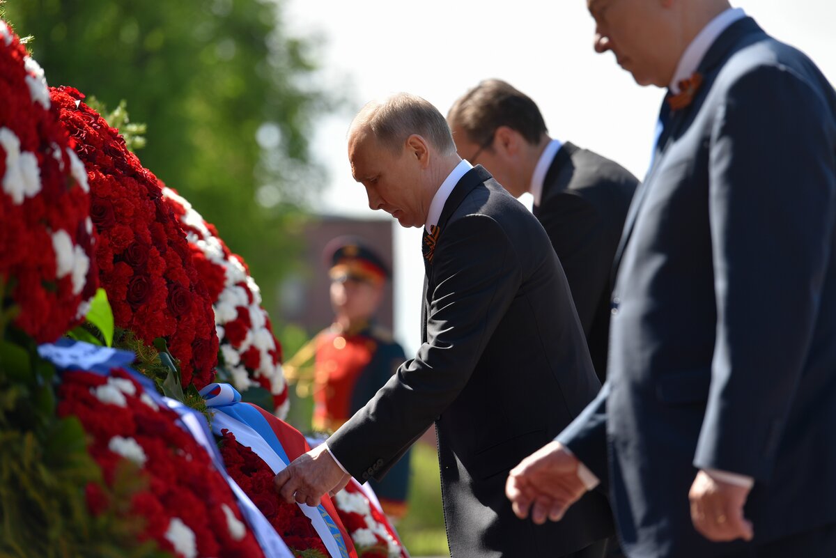 Фото с возложения цветов сегодня