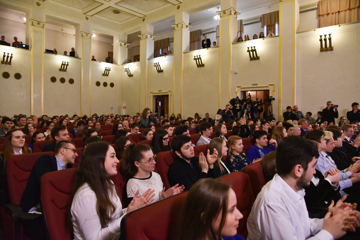 Институты москвы 2017. Российский государственный социальный институт в Москве фото. Москва лекторий. Лекции в Москве. Студенты на сцене.