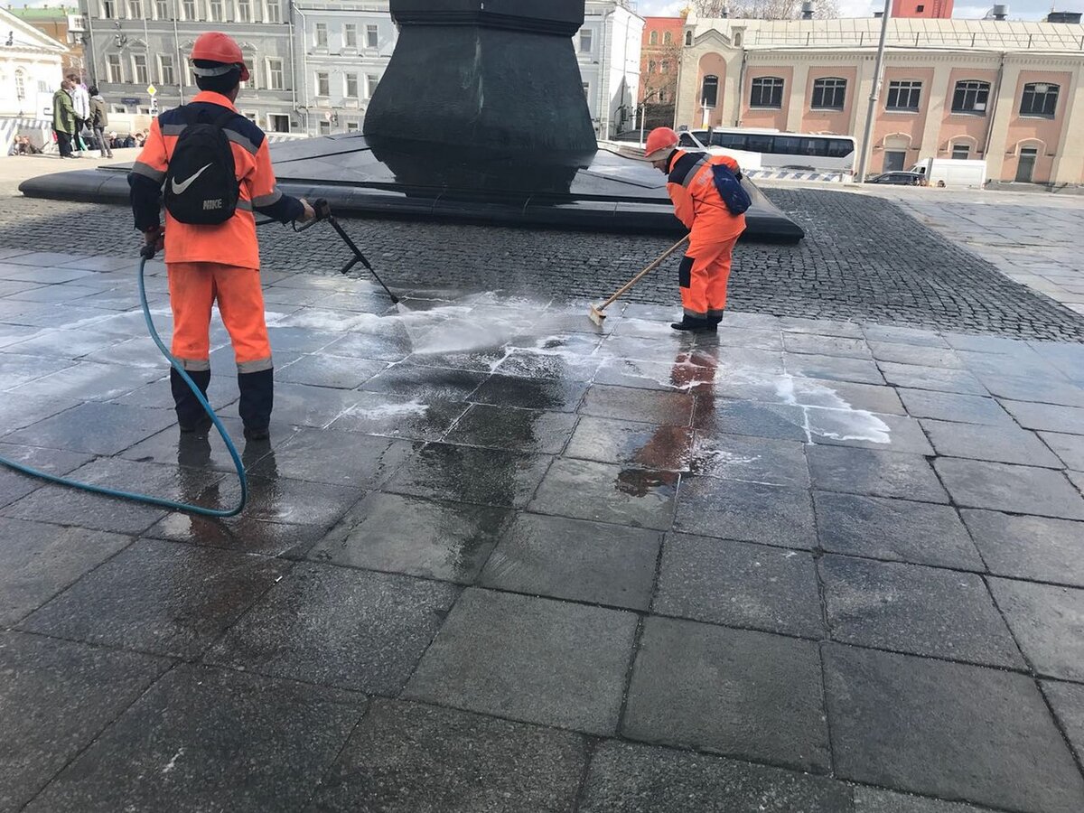 Очистить москву. Промывка тротуаров. Моют тротуары в Москве. Промывка улиц. В Москве отмывают тротуары.