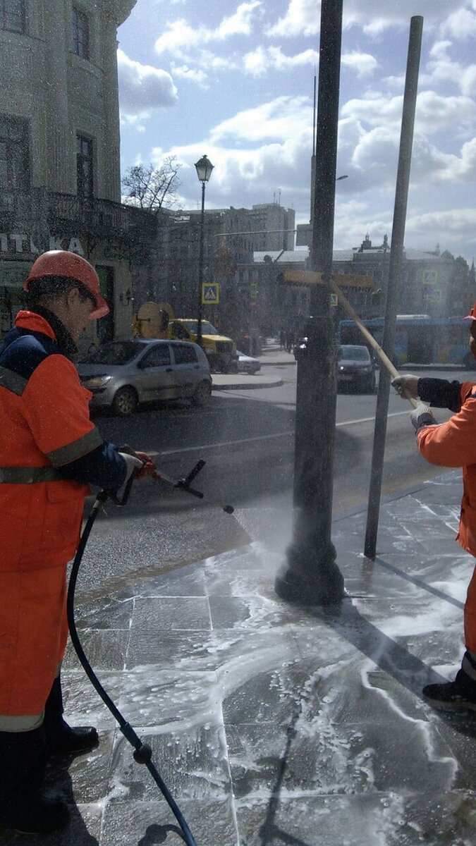 Очистить москву. Промывка улиц в Москве. Улицы Москвы помыли шампунем. Улицы Москвы в шампуне. В Москве моют улицы шампунем.