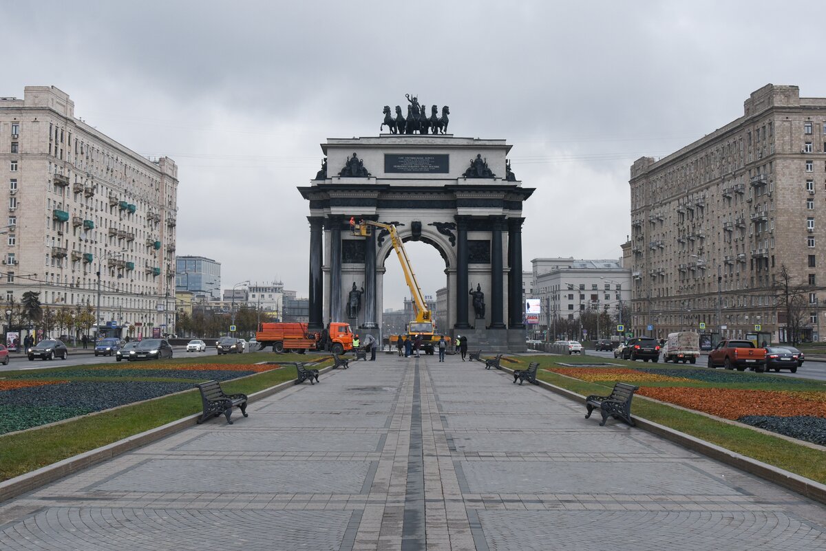 Метро кутузовская парк победы. Кутузовский проспект арка Поклонная гора. Триумфальные ворота на Кутузовском проспекте. Триумфальная арка парк Победы Москва. Триумфальная арка Дорогомилово.