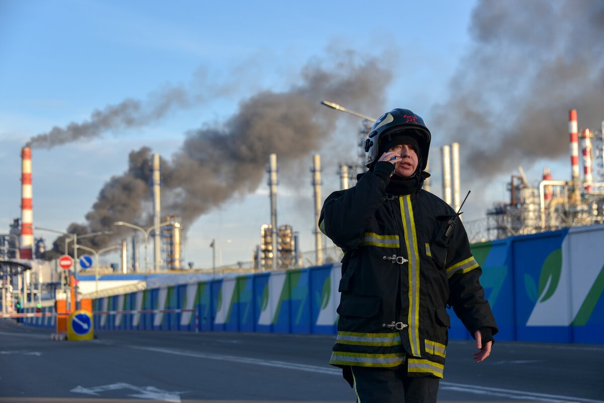 Нефтеперерабатывающий завод в капотне. МНПЗ Капотня факел. МНПЗ Капотня пожар.