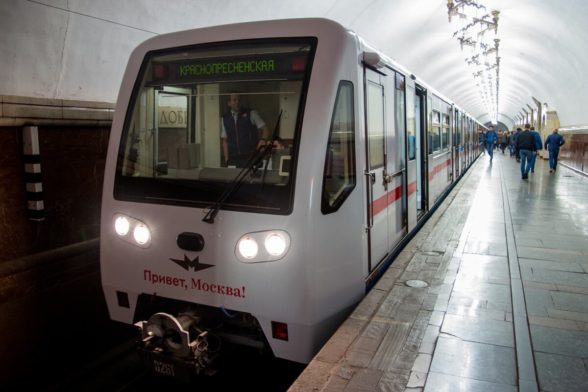 Метро ноябрь. Поезд метро привет Москва. Белый поезд метро. Привет, Москва в метро. Привет Москва поезд.