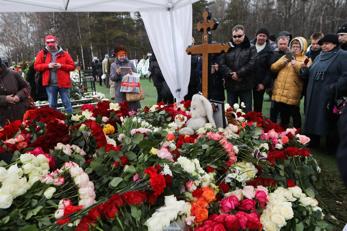 Памятник юлии началовой фото на кладбище