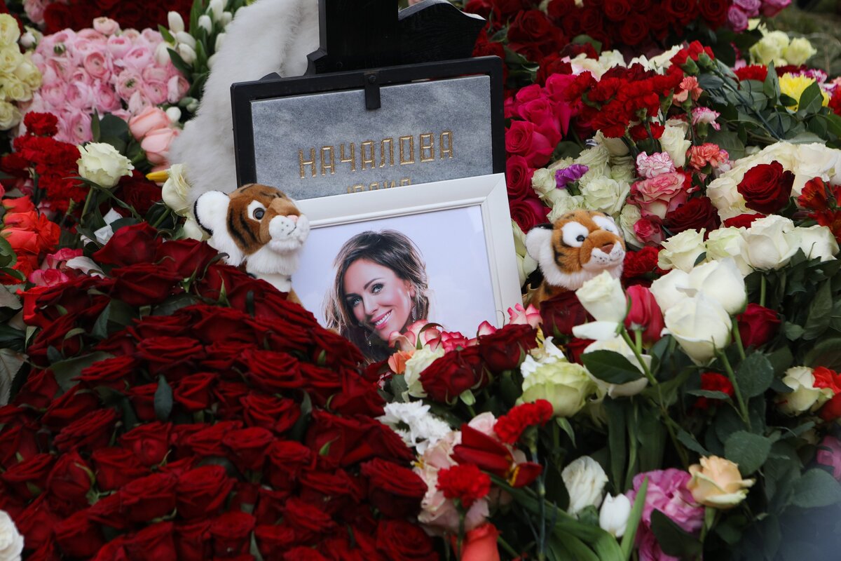 Юлия Началова могила на Троекуровском кладбище
