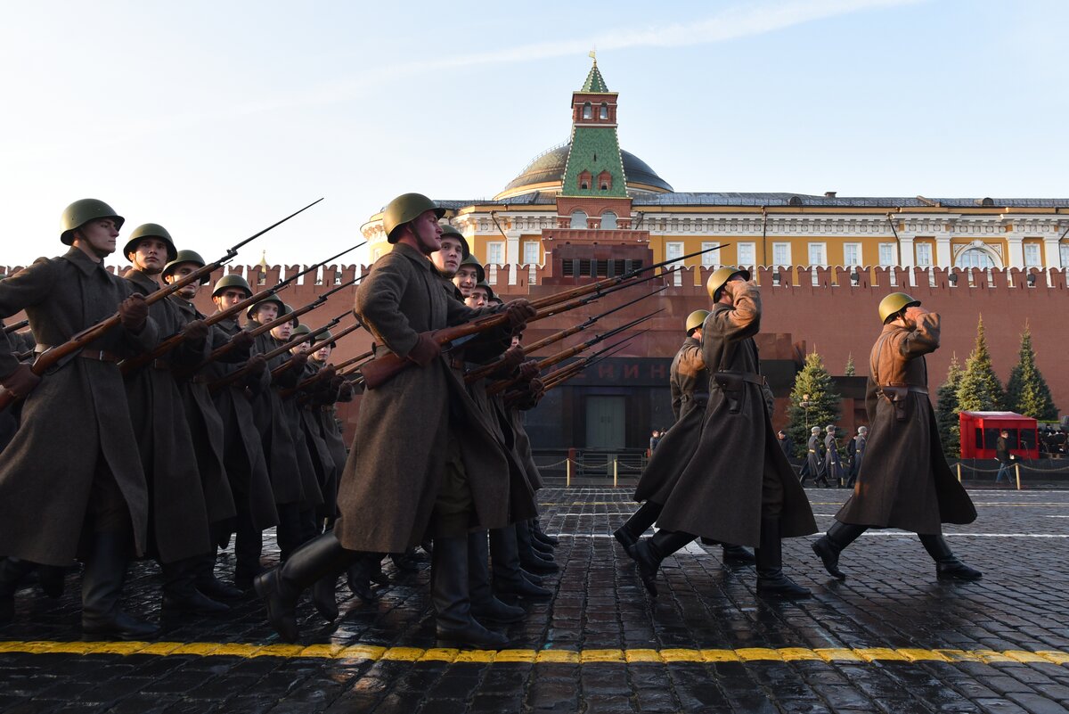 В москве проходит марш. Марш на красной площади. Солдат с винтовкой на параде. Парад на красной площади 1941 праздник. Парад воинов с винтовками.