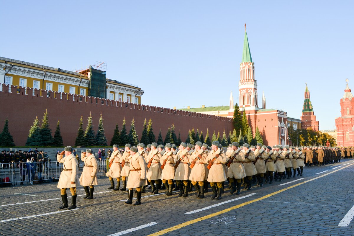 В каких городах россии проходил парад 1941. Парад 1941 года на красной площади. Парад на красной площади 7 ноября 1941 года. Парад на красной площади 1941 фото. Зимний парад на красной площади.
