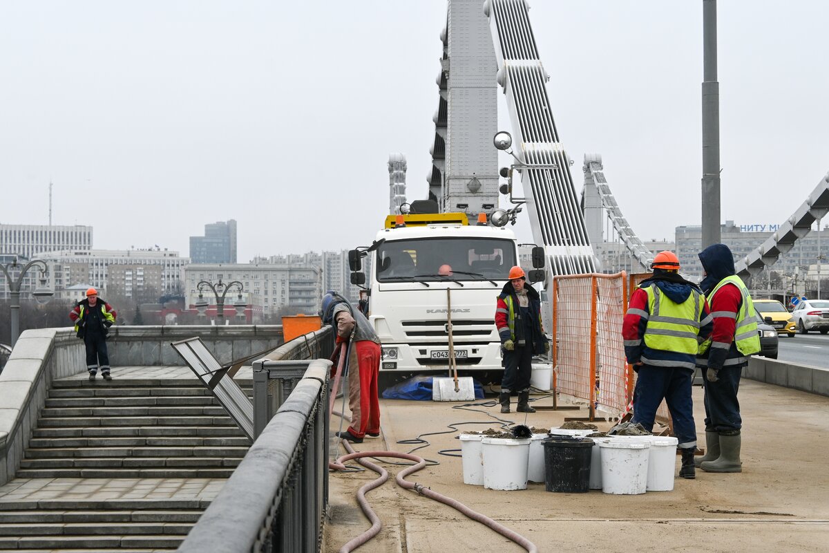 Ситуация на крымском мосту последние новости. Крымский мост. Московский Крымский мост. Крымский мост пострадал. Крымский мост в Москве фото.