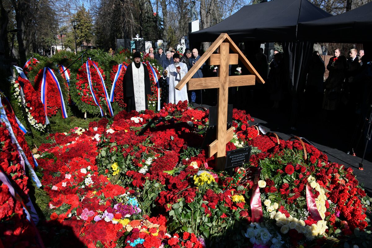 Могила жириновского фото на новодевичьем кладбище фото