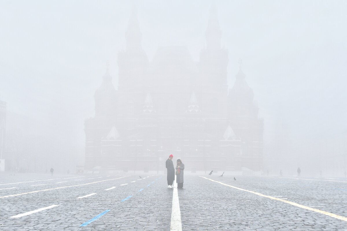 Накрыло город невидимой. Густой туман. Лондон накрыл туман на 4 дня. Густой туман в России 4 мая.