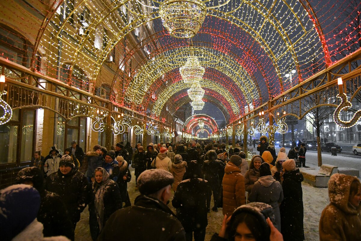 2022 moscow. Предпраздничная Москва 2022. @Kristilove2022 Москва. Москва 2022год под ключ. Фото кремлевских курантов в Москве 13:40.