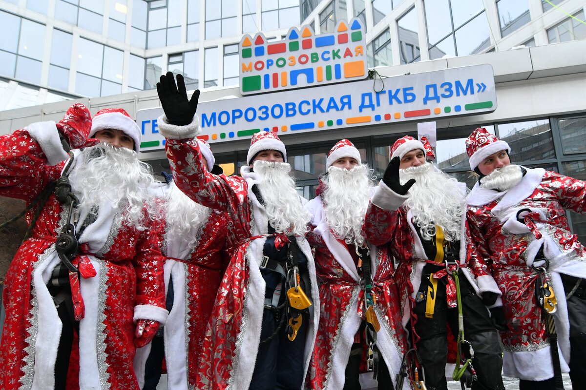 Деды морозы в метро москвы сегодня. Отряд дедов Морозов. Отряд для Деда.