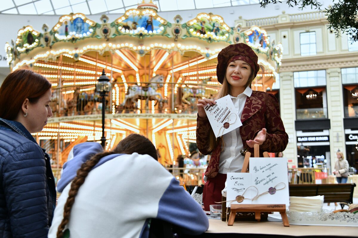 Собирать историю. Остров мечты в Москве. Фестиваль Собери историю в Москве. Остров мечты 2020 открытие. Остров мечты Москва ночью.