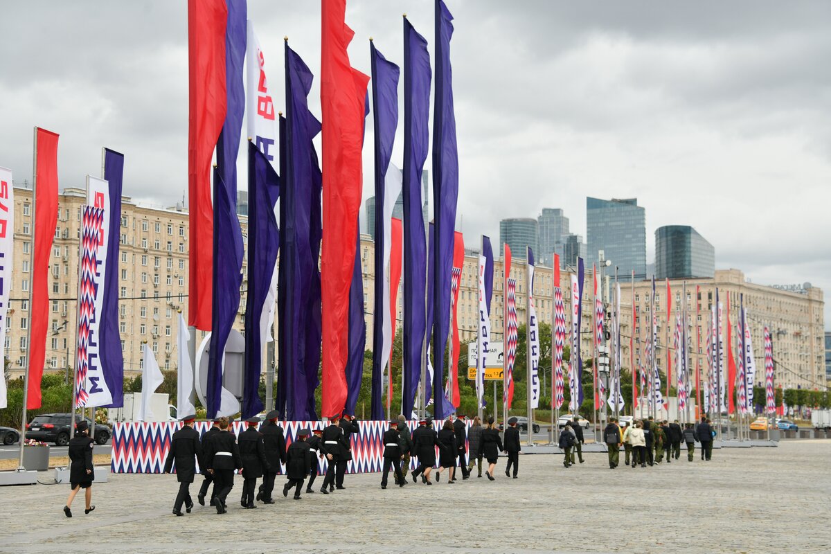 24 день города москвы. Флаговые конструкции для украшения города. Флажная конструкция для украшения города. Москва днем. День города МСК.