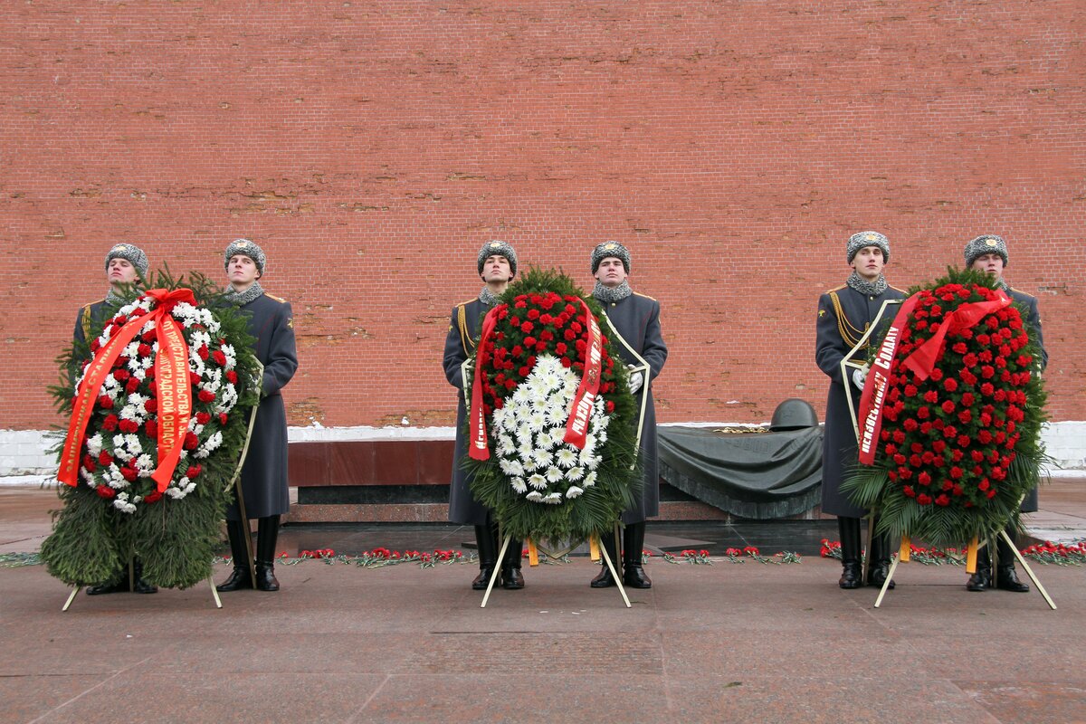 Возложение к памятнику. Возложение венка к могиле неизвестного солдата. Афины могила неизвестного солдата возложение венков. Памятники военным Краснодар возложение венков. Цветы для возложения к памятнику.