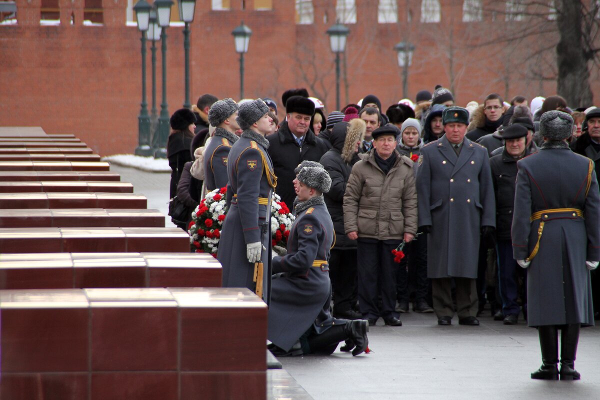 Возложение цветов к могиле неизвестного солдата. Возложение венка к могиле неизвестного солдата 23.02.2021. 2014 Год день неизвестного солдата Москва. Возложение венков к памятнику неизвестного солдата 2 февраля 2021. Возложение цветов 23 февраля Москва.