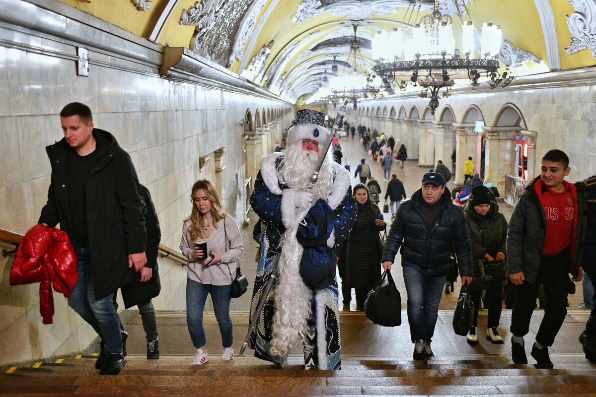 Деды морозы в метро. Дед Мороз в Москве. Мороз в Москве. Московское метро. Дед Мороз вручает подарки.