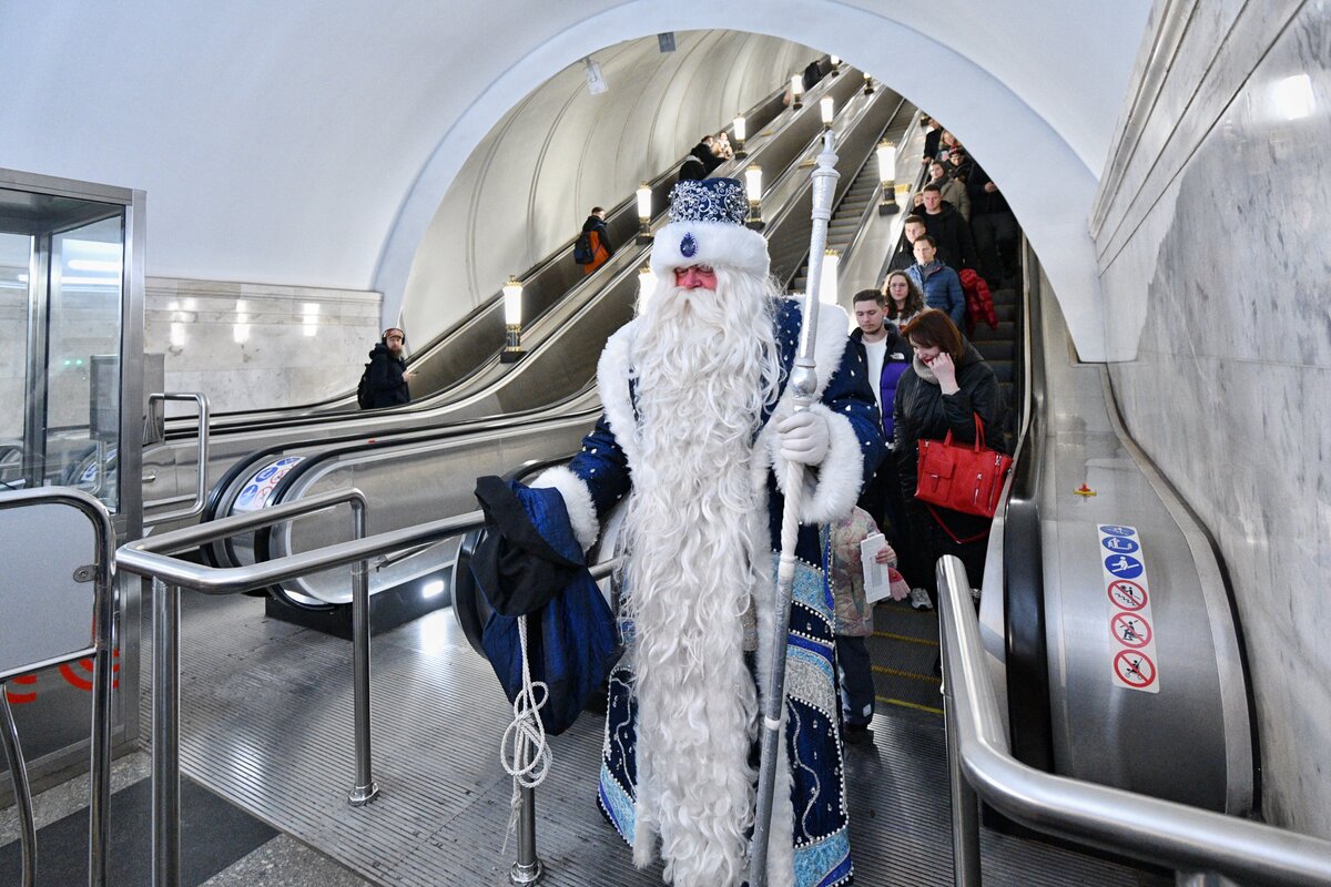 Деды морозы в метро москвы. Подарки Деда Мороза. Дед Мороз вручает подарки детям. Мосметро. Дед Мороз в Московском метро фото.