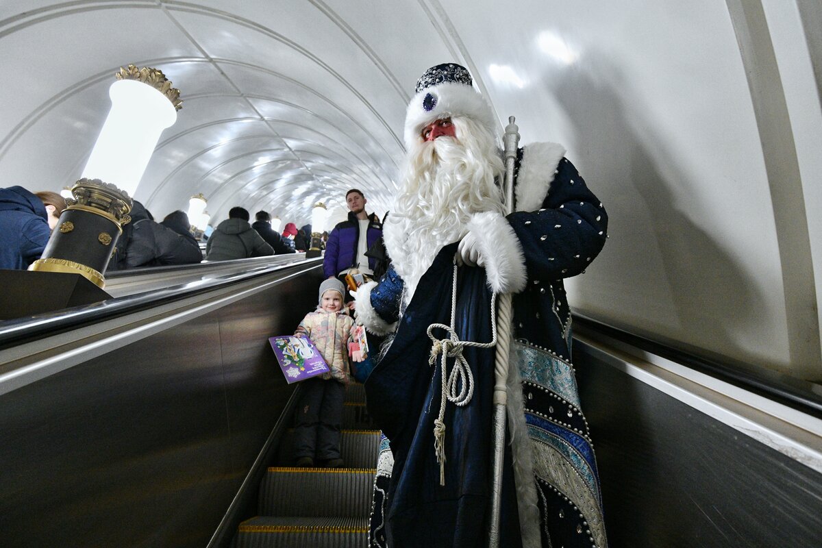 Деды морозы в метро москвы сегодня. Дед Мороз. Поезд Деда Мороза 2022 Москва. Дед Мороз отметил свой день рождения в метро Москвы. Дед Мороз в Московском метро фото.