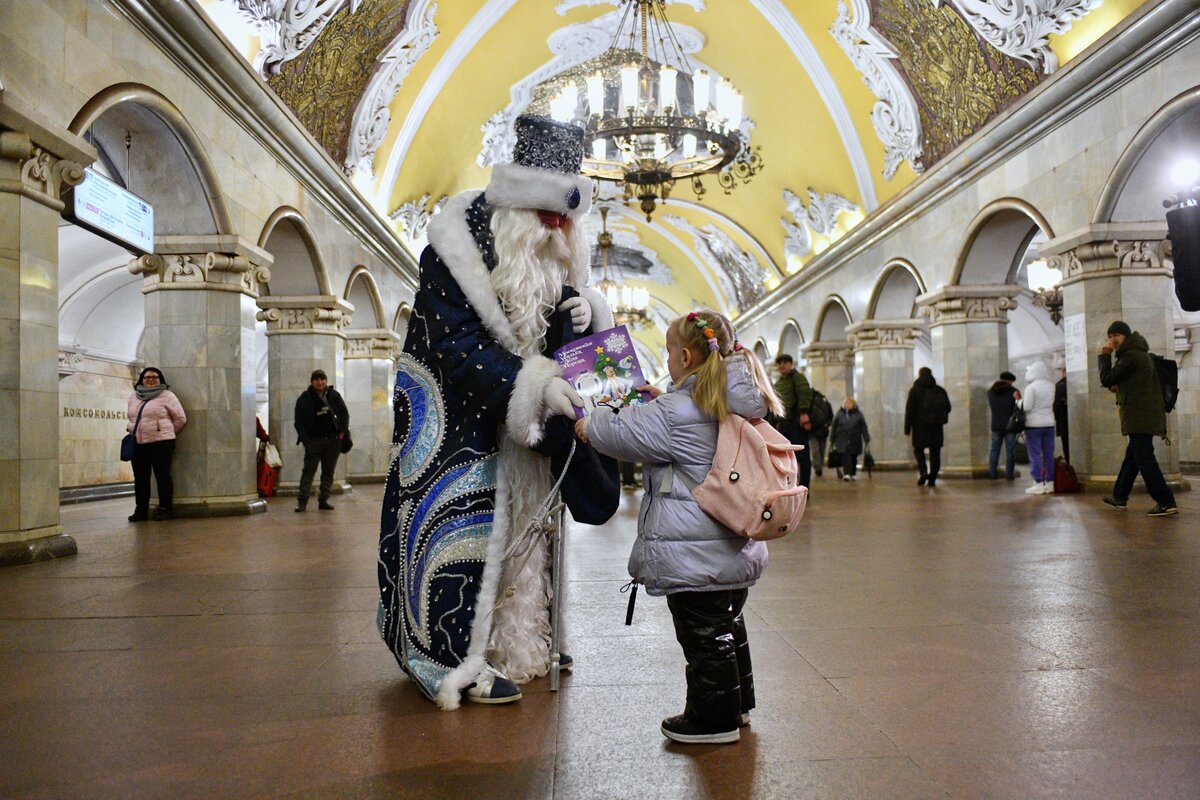 Деды морозы в метро москвы. Дед Мороз в Москве. Дед Мороз в хорошем качестве. Мороз в Москве. Дед Мороз вручает подарки.