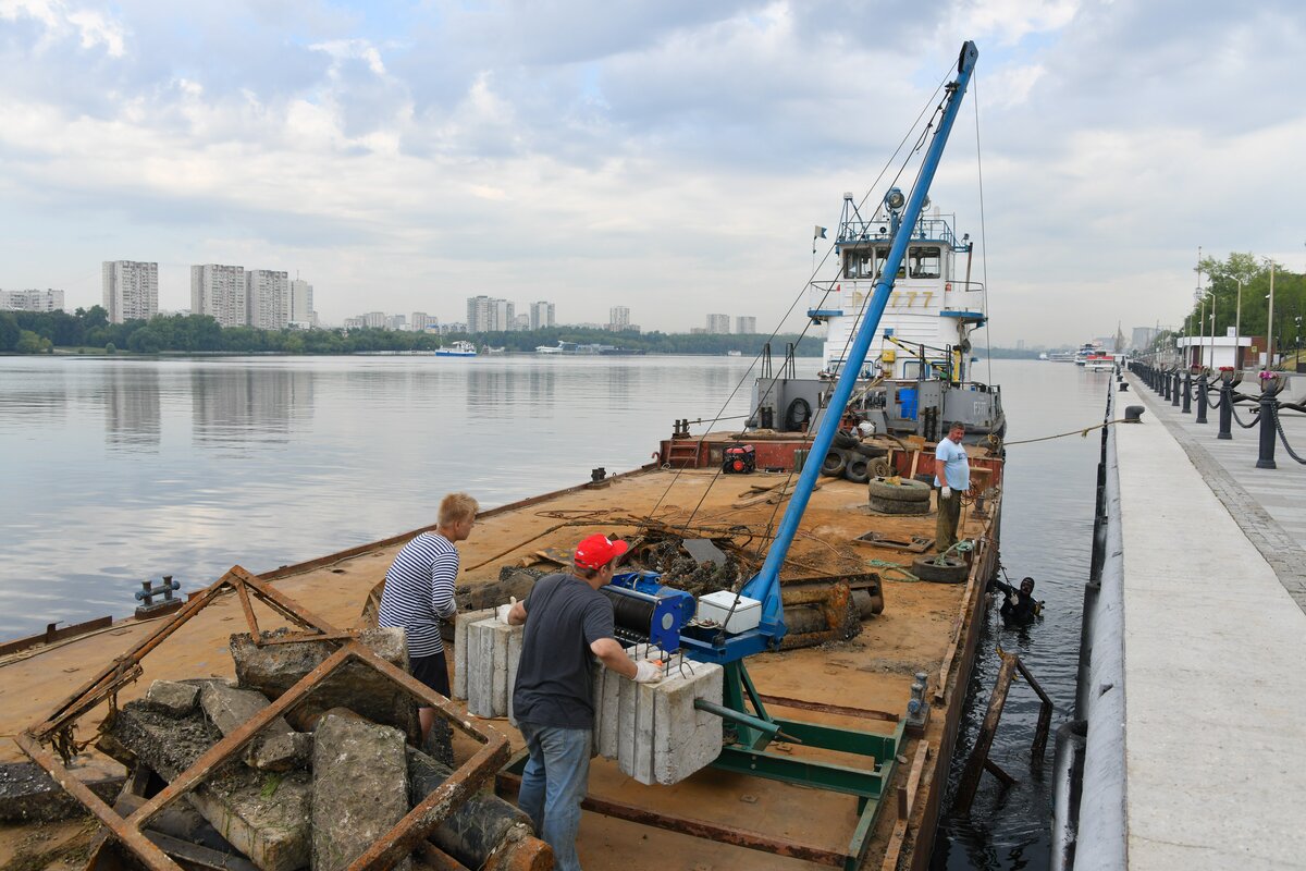 Акватория причалов. Причалы. Причал на реке. Речной вокзал причал. Пристань в Москве.