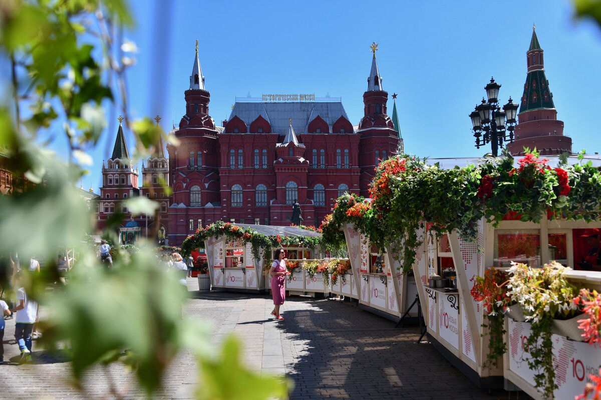 Туры в июле из москвы. Манежная площадь. Манежная площадь Москва сейчас. Манежная площадь Москва летом 2024. Москва июль.