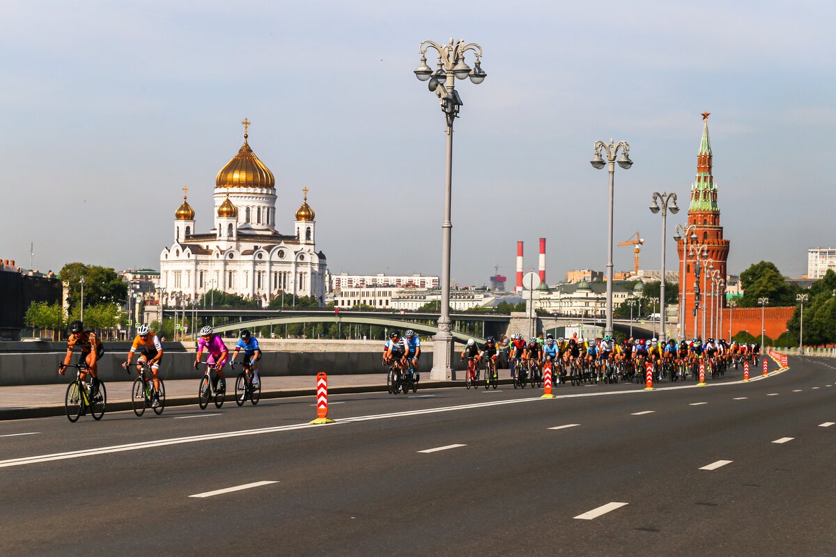 Московский прошедший. Набережная Москва. Центр Москвы. Кремль. Собор на Крымской набережной в Москве.