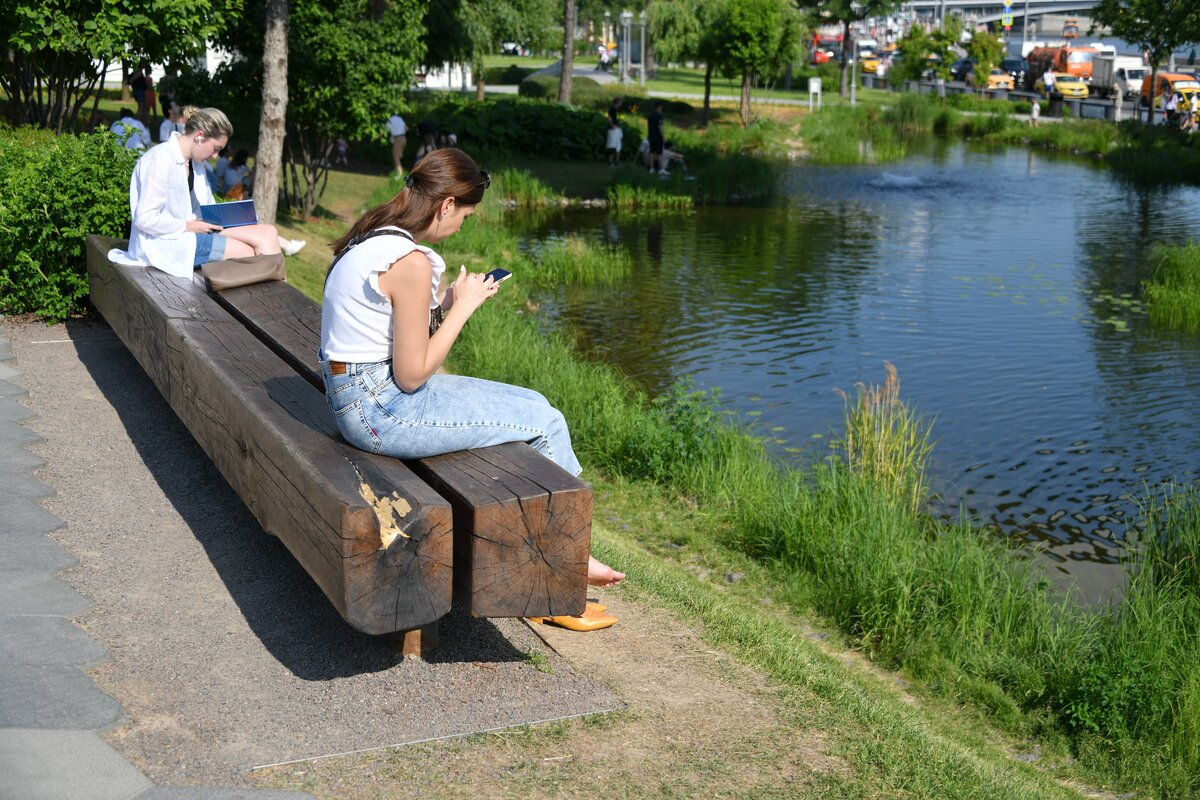 Девочка на местном водоеме