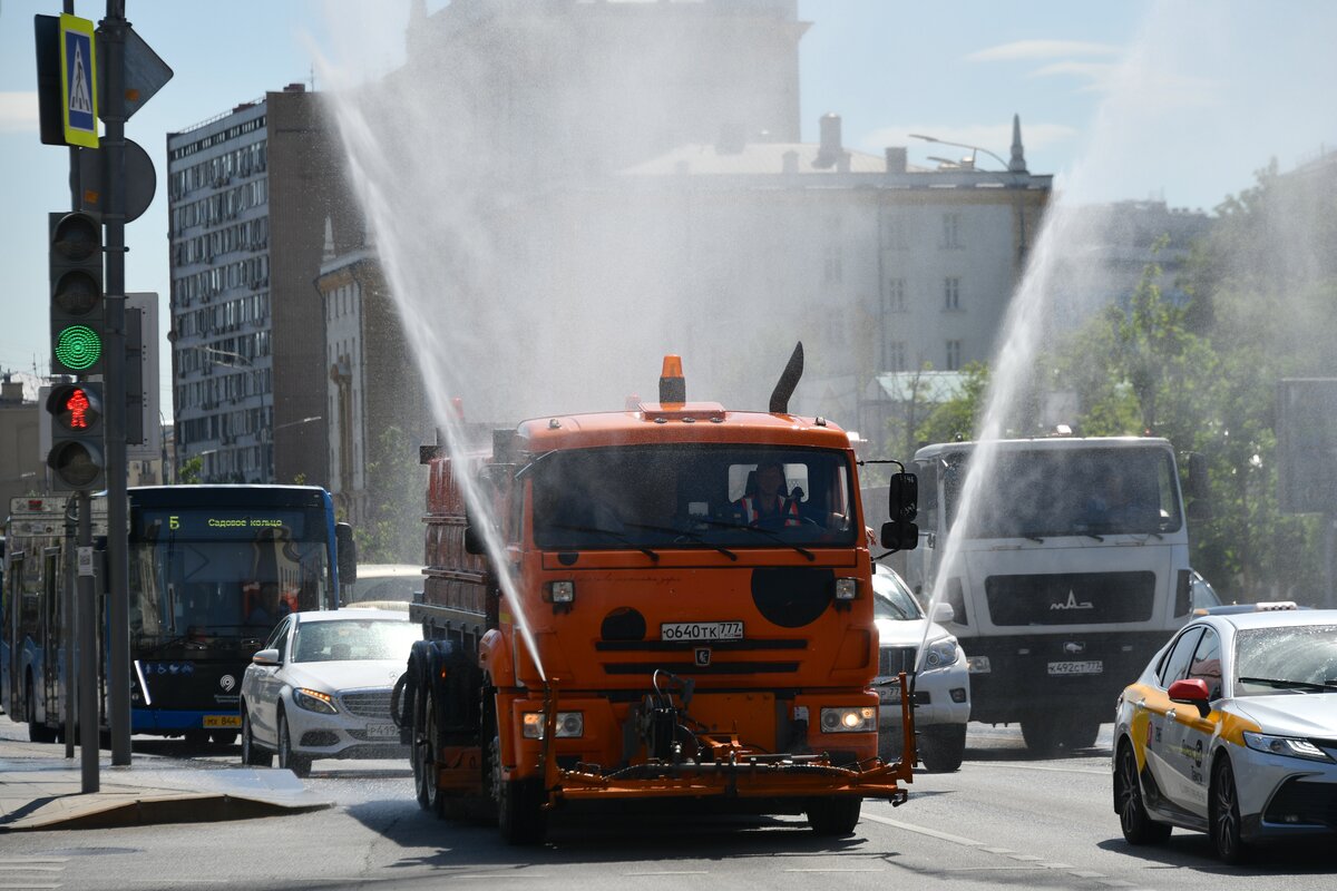 Проспект машины. Жара в Москве. Жара в Москве 2022. Жара в Москве фото. Аэрация воздуха в Москве фото.