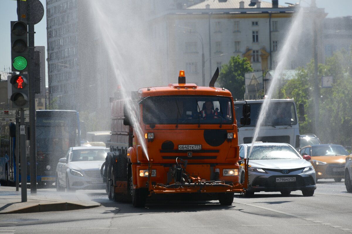 Жарком 3. Жара в Москве фото. Радуга аэрация в Москве. Аэрация воздуха в Москве фото. Московская жара картинки.