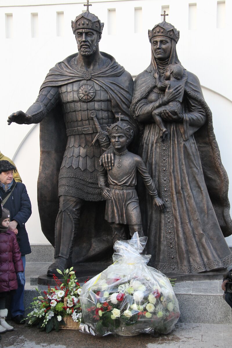 Памятник дмитрия. Памятник Дмитрию Донскому и Евдокии Московской в Москве. Памятник Дмитрию Донскому и Евдокии Московской в Нижнем Новгороде. Памятник Евфросинии Московской и Дмитрию Донскому.