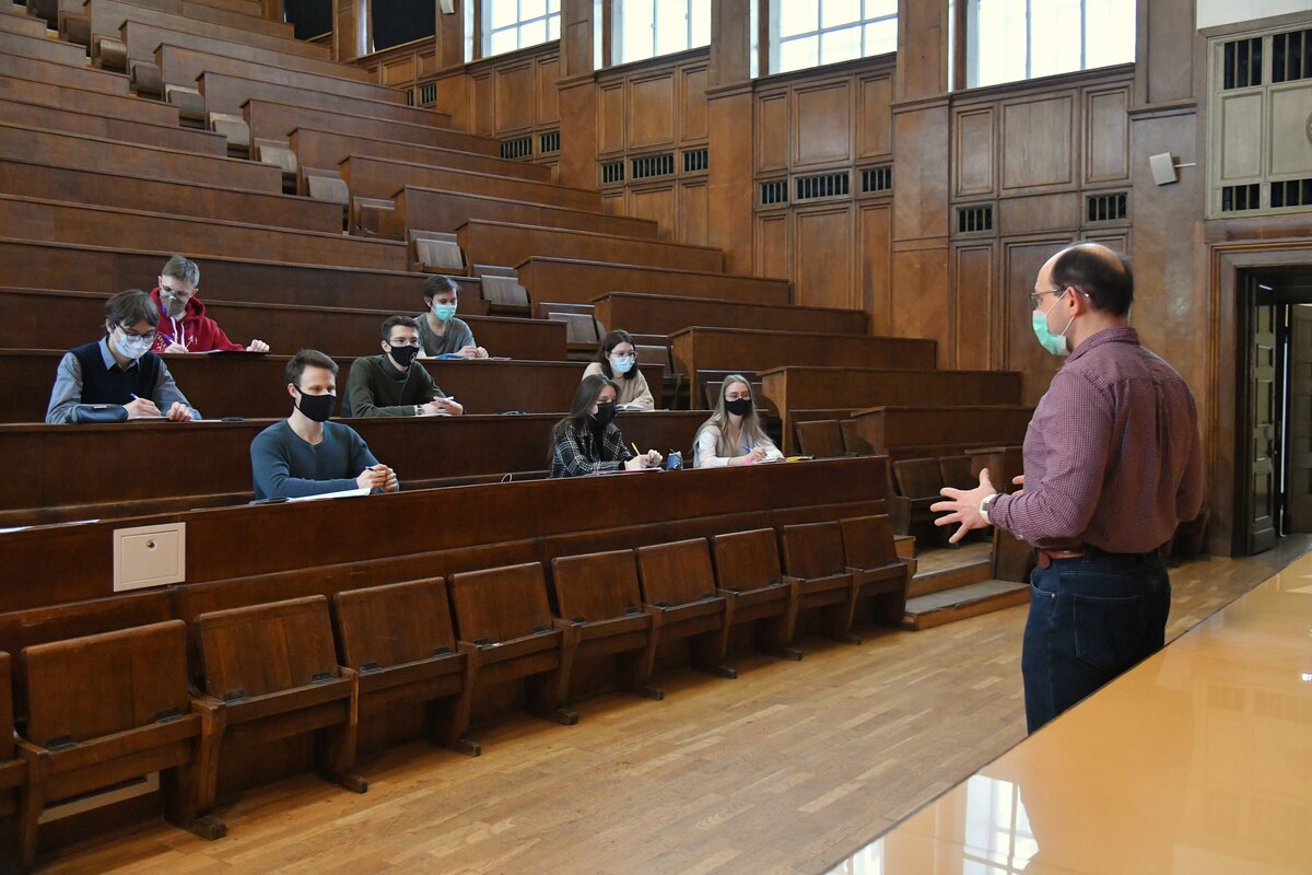 Учебный м. Аккредитация вуза. Преподаватели вузов Россия. Преподаватель высшей школы картинки. Неаккредитованный вуз.