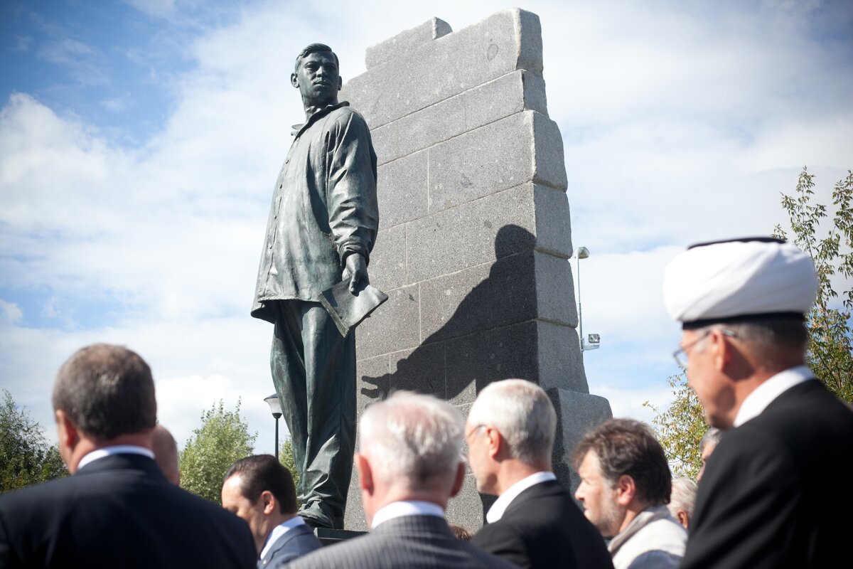 Памятник мусе джалилю москва. Муса Джалиль памятник в Оренбурге. Памятник Мусе Джалилю в Альметьевске. Автор бюста Мусе Джалилю в Москве. Экскурсия с детьми и родителями у памятника Мусы Джалиля.