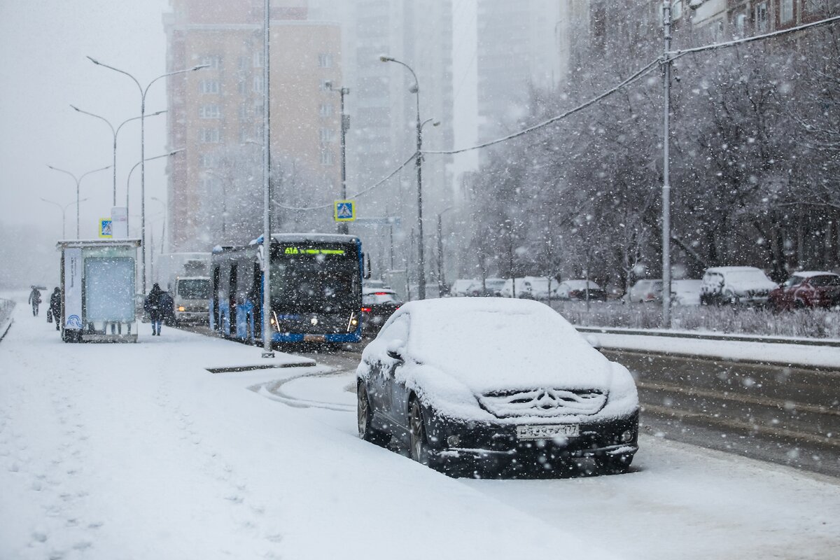 Парковки москвы в новогодние праздники 2024. Москву накрыл снегопад. Снег в апреле в Москве. Снегопад в Москве 4 февраля 2018. Снегопад в Москве 27 апреля 2021.