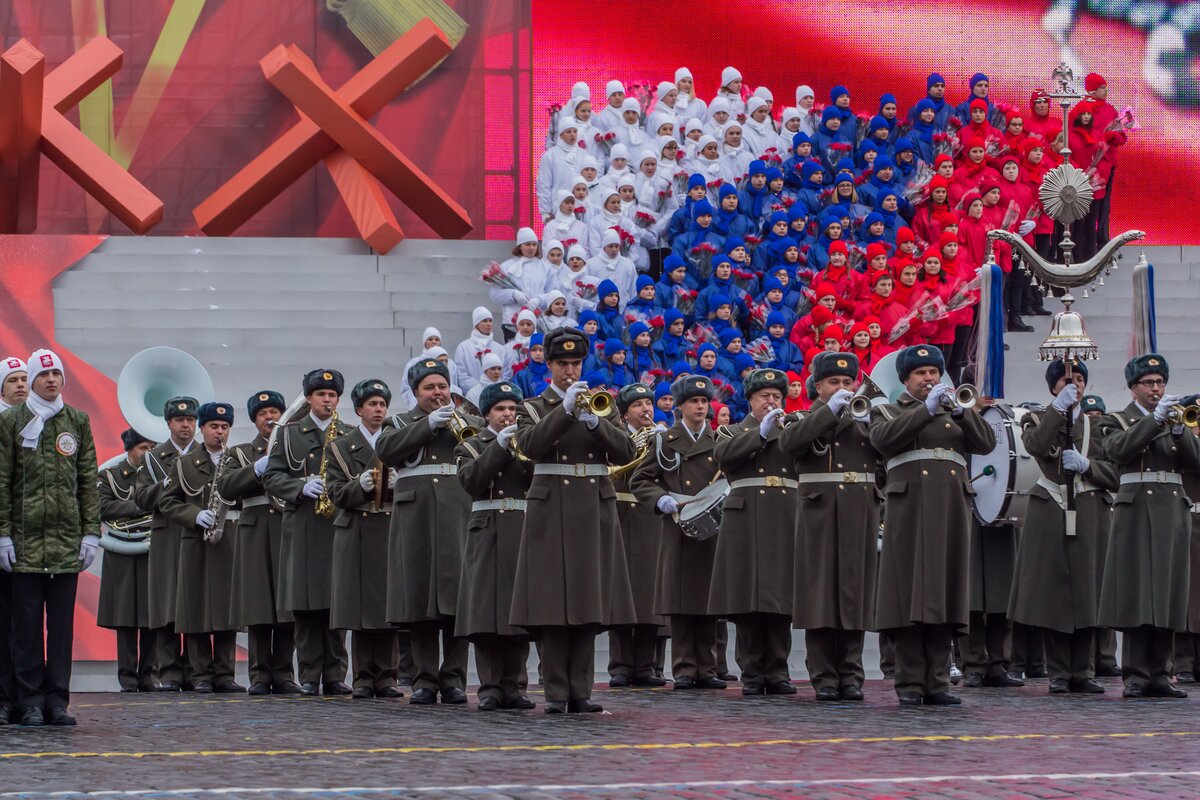 Годовщина парада. 2 7 Ноября военный парад в Москве. Военные оркестр на парад на красной площади в ноябре 2010 года.