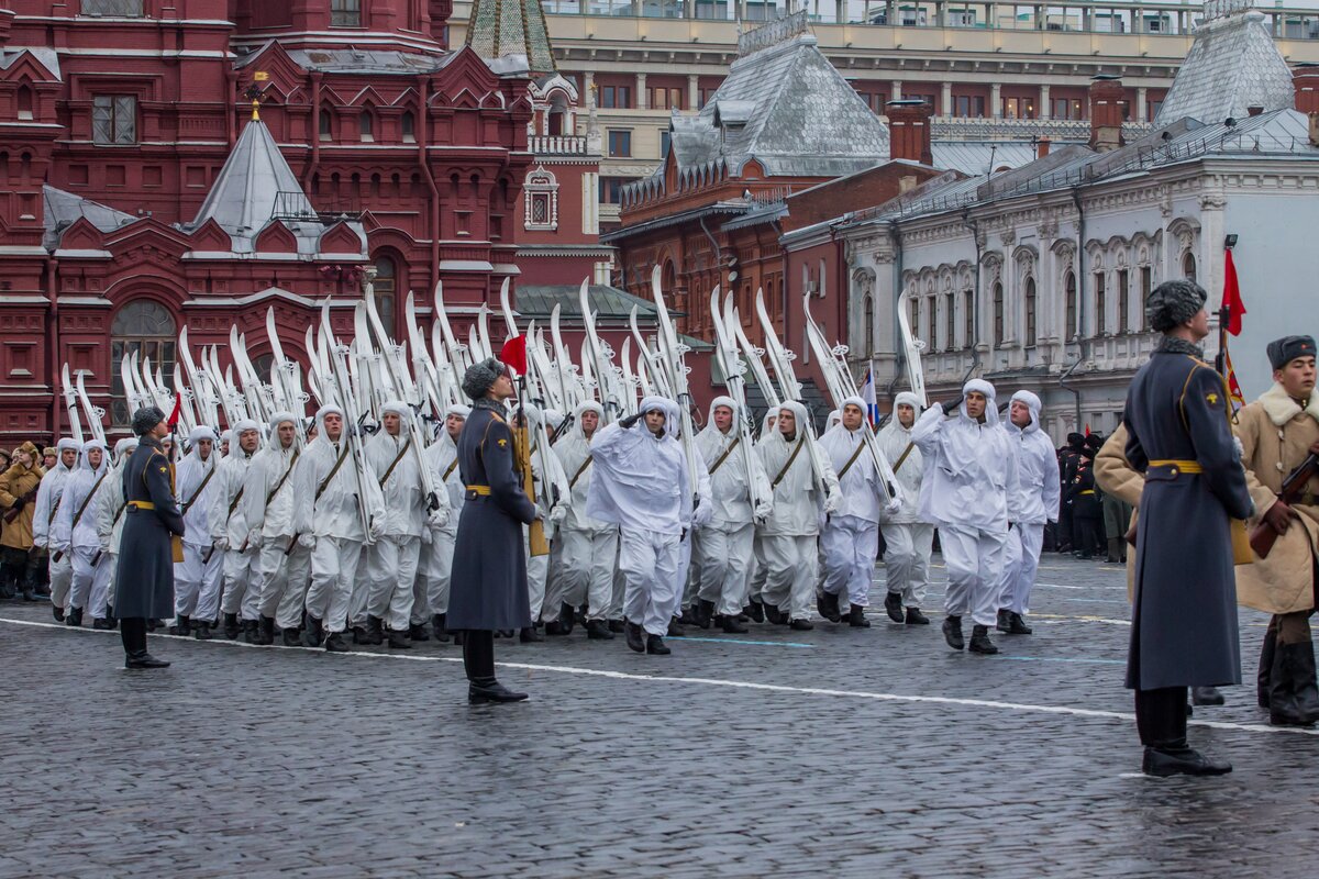 Красной площади 7 ноября. Парад 7 ноября 2014 года на красной площади. Парад 7 ноября 2018 года в Москве. Маршируют на красной площади. Марш на красной площади.