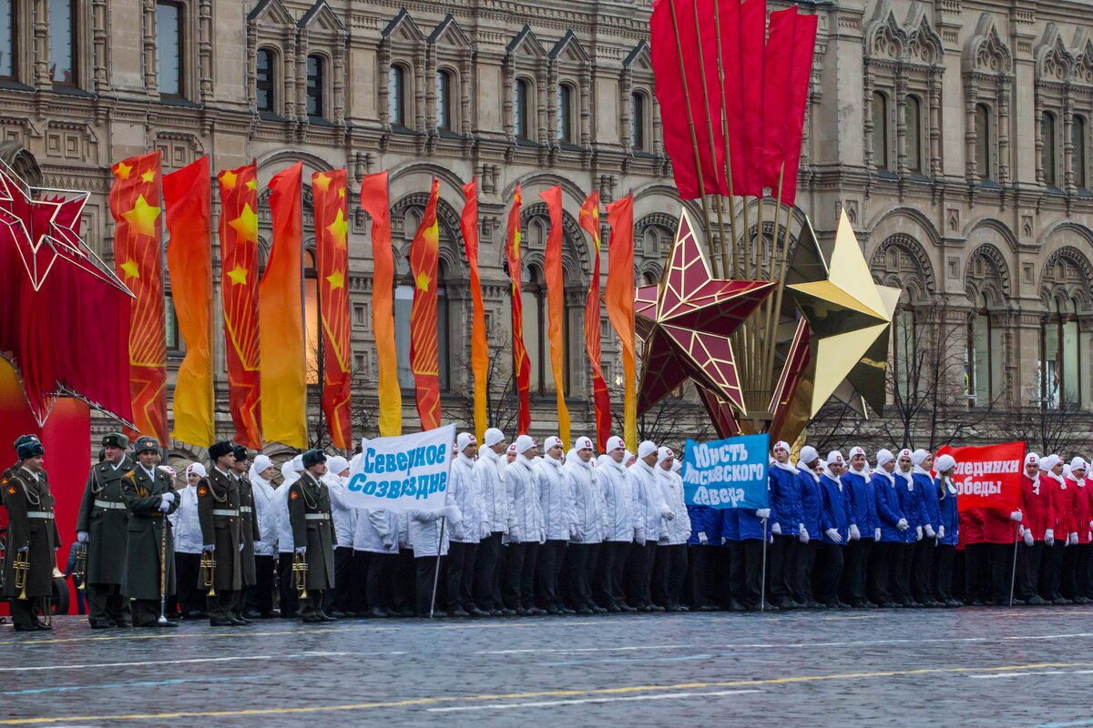 В москве прошел марш. Парад 7 ноября. 7 Ноября 2008. Шествие 7 ноября. Шествие к юбилею.