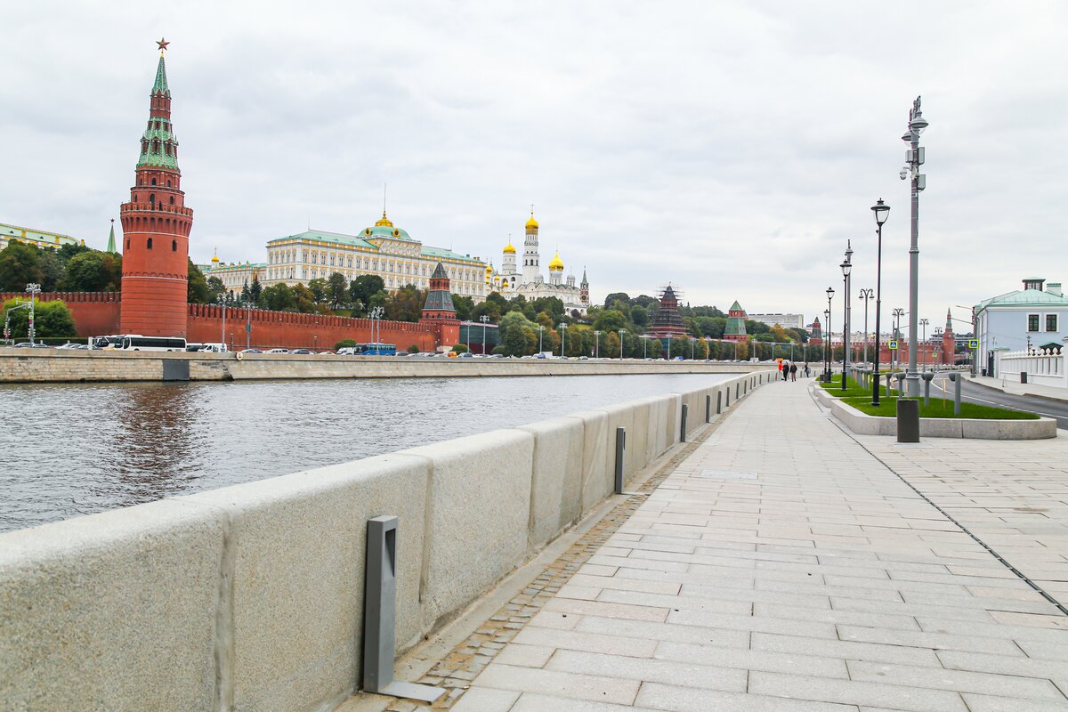 Причал китай город устьинский москва москворецкая набережная. Набережная Москва. Москворецкая набережная Москва. Центр Москвы. Малый Москворецкий мост.