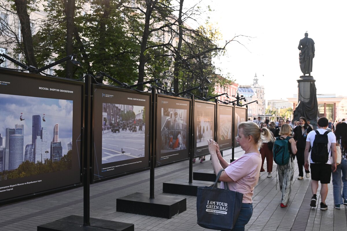 Выставки города москвы. Фотовыставка Чистопрудный бульвар. Фотовыставка на Чистопрудном бульваре джаз. Чистопрудный бульвар фотовыставка зимой. Выставка на Чистопрудном бульваре к юбилею Калягина.