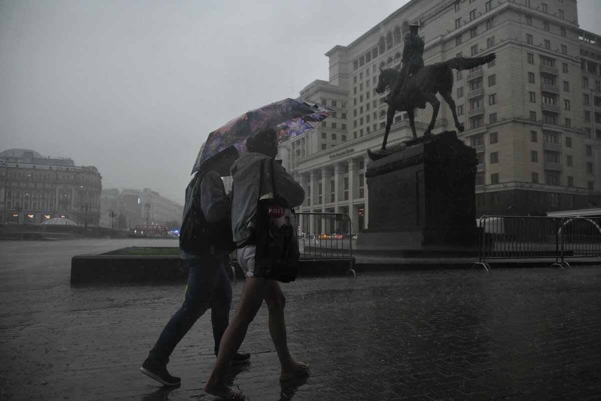 Три дня дождя 24. Дождь в Москве 27 июля. Дождь на севере Москвы сегодня. Фотографии Москвы в дождь. Зеленый дождь в Москве 2012.