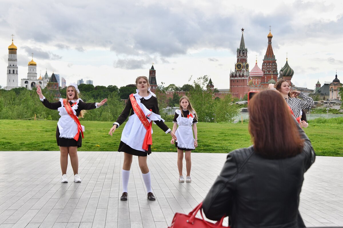 Выпускные когда начинаются 2024. Последний звонок Москва. Выпускники гуляют. Выпускники гуляют по Москве. Прогулка выпускников фото.