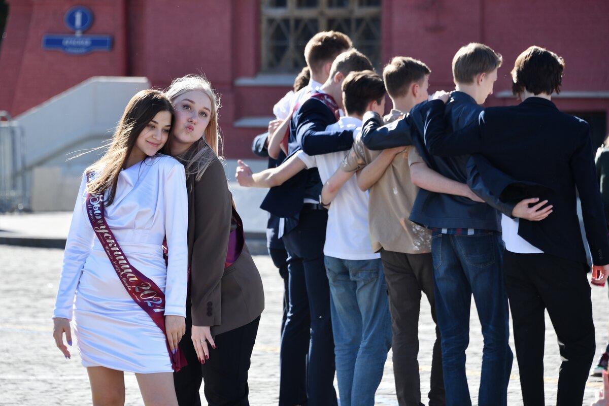 Звонок в москву. Последний звонок Москва. Школьников столичные фотографии. Последний звонок тематика форбс.