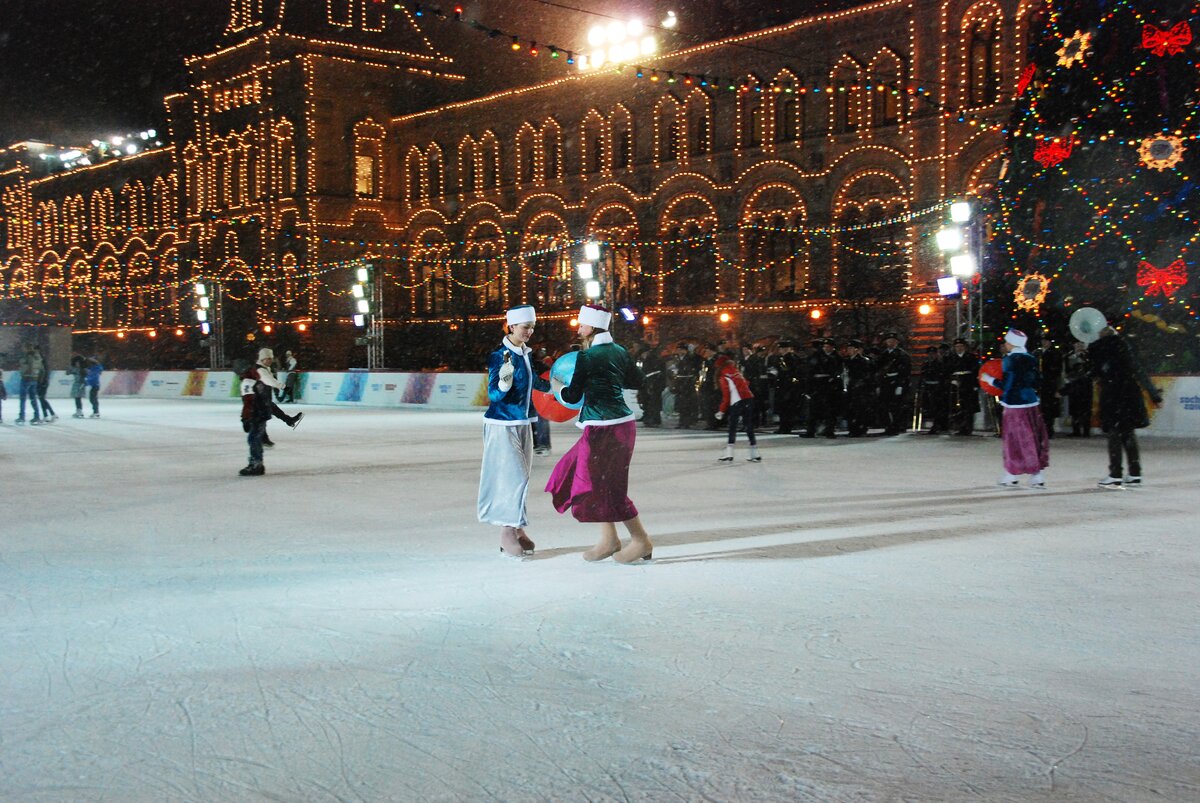 Каток на московской площади. Каток Московская Пурга каток на красной площади. Каток на красной площади фото. Открытие катка на красной площади. Каток на красной площади открытие.